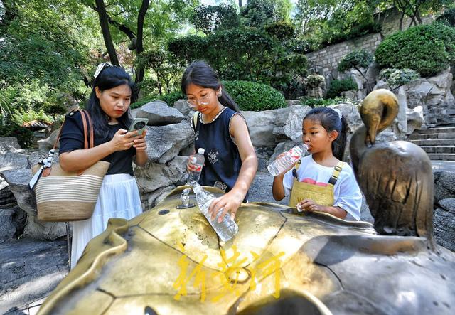出伏首日济南高温持续 泉水直饮点成市民游客避暑“心头好”
