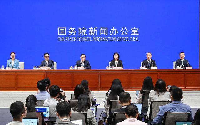 新闻8点见丨世界人形机器人运动会明日启幕；揭开增重产品的真相