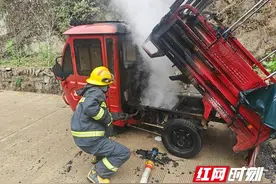 三轮摩托车突发自燃 益阳消防8分钟成功扑灭图片