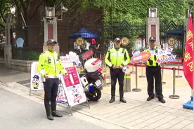 上海高考首日，黄浦交警开出“985”警用摩托车为考生护考祝福图片
