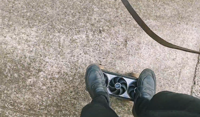 玩家魔改华硕ROG夜神RTX 5080显卡为滑板，散热器坚固性引热议