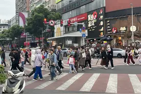 降温但热情不减！国庆假期首日长沙街头“长”满游客：有人拖着行李箱逛吃逛喝图片