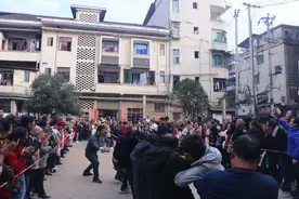 赤水市长沙镇：长街宴上烟火气，炸龙灯里闹元宵图片