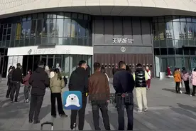 胖东来“封神”“鉴定机构”背后：卫生巾及酱油等被疯抢 当地市民力挺于东来图片