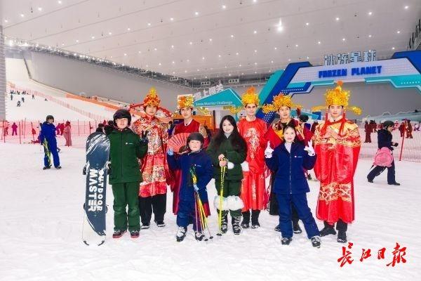 俄罗斯帅哥在甘露山文创城当“NPC”体验中国年