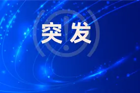 云南楚雄州一高速发生车祸致7人被困，当地消防紧急救援图片