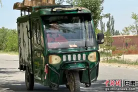 不止“双11” “快递小哥”一直在路上图片
