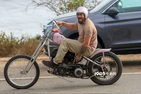 “海王”杰森·莫玛与好友骑车兜风 共度美好时光图片