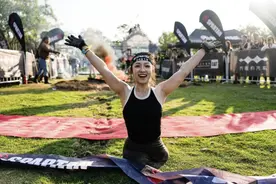 从小失去双腿的她，完成6.6公里赛道、23个障碍挑战！图片