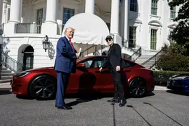马斯克叹气生意难做，特朗普在白宫为他站台买下红色特斯拉图片