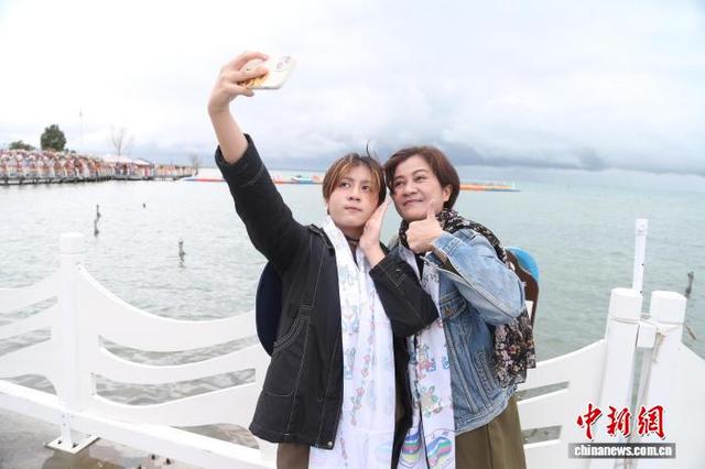 澜湄歌手和外宾点赞青海湖