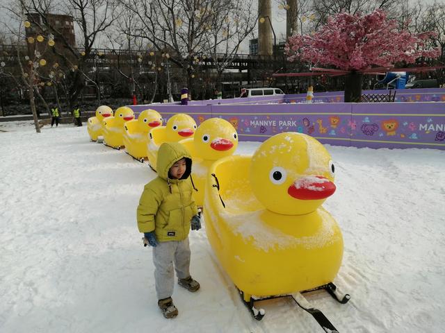市民在首钢园游玩赏雪