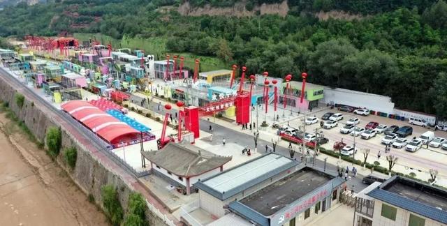 陇东首个“集装箱夜市”文旅街区亮相 宁县欢悦宁州开街运营