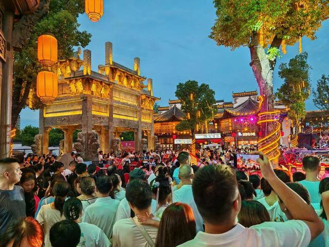 云梦：“狂人夏浪季”万人夜游祥云湾