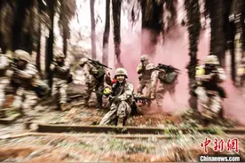 武警云南总队锤炼官兵战场救援实战能力图片