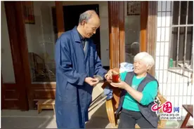 退役军人邹培良：深情丈夫一生守候、做妻子“永远的拐杖”图片