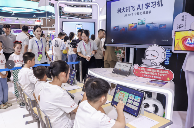 “人工智能+”持续上新，出圈的为什么是科大讯飞？