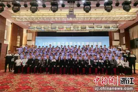 浙江省青少年足球训练营开营 挖掘培育优秀足球人才图片