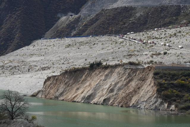 复盘四川双江口垮桥：司机发现裂缝后上报 官方快速管制