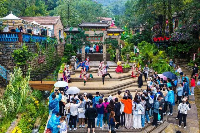 “赌雨”福利、免费姜汤，当国庆假期遇上小雨，山东景区有妙招 | 国庆中秋·嘻游记