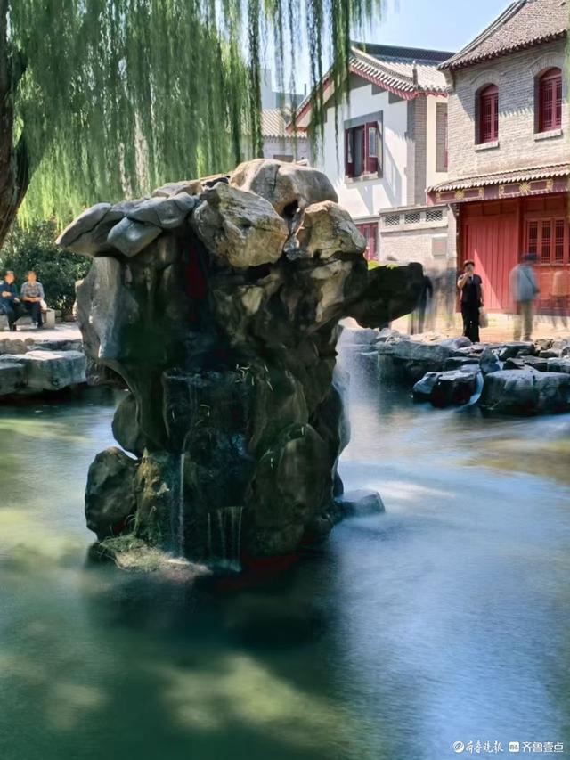 月牙泉飞瀑，五龙潭观鱼