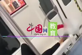 男子地铁占座躺女友腿上玩手机 乘客提醒也未起身图片