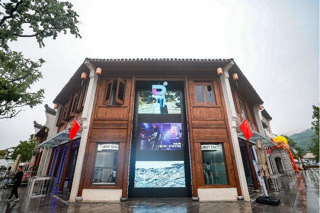 机器人化身景区“引流利器”！无锡解锁全国首家具身智能体验中心