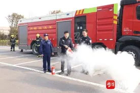 筑牢安全关，防患于未“燃”，盐城边检站联合消防开展消防应急演练图片