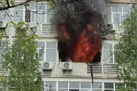 西北大学长安校区宿舍楼发生火灾，有人站在窗边呼救 校方回应图片