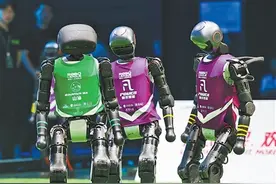 机器人踢足球，看点在哪？图片