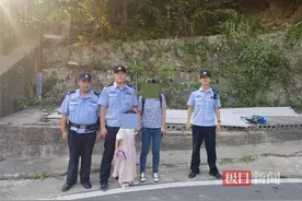 母女被困山中树林，大冶民警镰刀开路营救图片