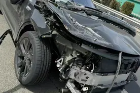 理想L7被曝“撞到报废未弹出安全气囊”！汽车服务中心回应图片