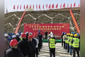 豫陕天堑变通途 卢洛高速沥青路面开始铺设 今年10月通车图片