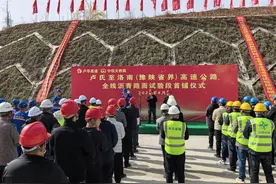 豫陕天堑变通途 卢洛高速沥青路面开始铺设 今年10月通车图片