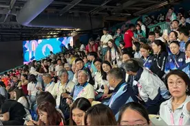 乒乓球混双铜牌争夺赛，霍启刚郭晶晶再次现身观众席图片