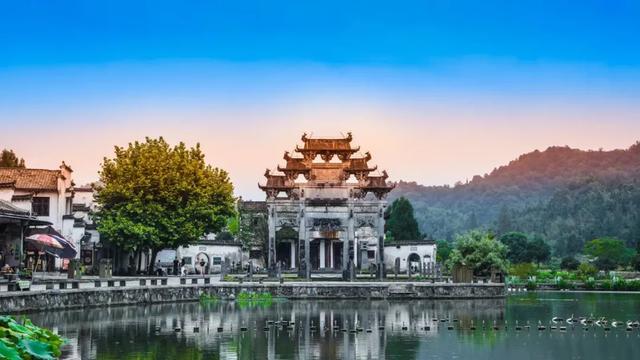 半世纪灵魂对话：应天齐与西递，让世遗文化在艺术中永生