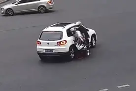 骑车不戴头盔到底有多危险？戳视频了解一下图片