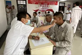 英吉沙县：送医送药进企业 暖心服务“零距离”图片
