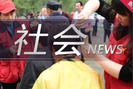 上下车扶一把 15年来他们乐做轮椅老伯的拐杖图片