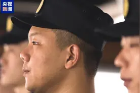 山东舰最年轻的航行值更官 他操纵航母驶向深蓝图片