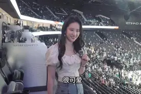 刘亦菲现场观赛NBA！回眸挑眉打招呼，称约基奇很可爱！网友：连头发丝都美出新高度图片