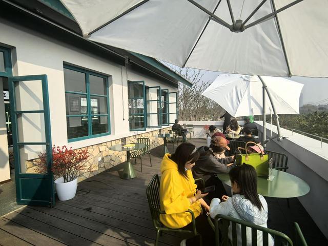 复古绿皮小火车成了遛娃神器！杭州这处新公园“娃山娃海”