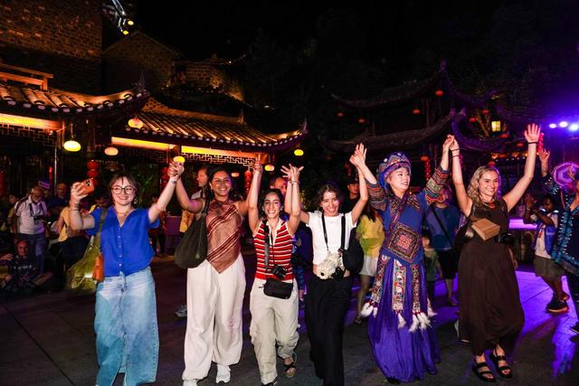 与故宫、长城同台领奖，这座长满了国际游客的古镇拥有怎样的“出海密码”