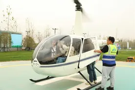 五一假期光谷新玩法上线！“光谷空游”项目邀请市民坐直升机欣赏山水、看产业图片