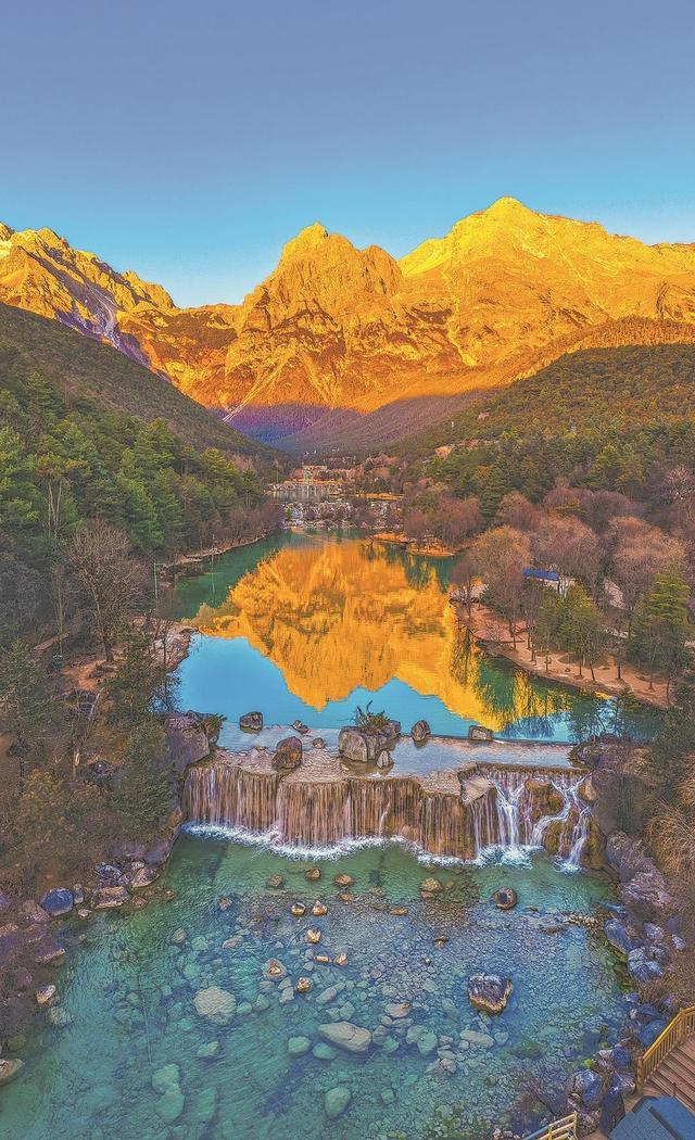 “日照金山”邂逅蓝月谷