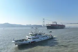 长江干线新年首艘超大型船舶在靖江离港试航图片