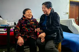 凡人微光｜这个邻居就像女儿，十年如一日照顾楼下失明独居老人图片
