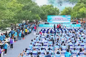 清溪旅游登山节开幕，镇委书记现场发邀请图片