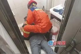 厦门一房东手臂卡蹲便器“无法自拔” 消防紧急救援图片