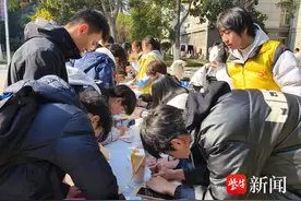“校园邮差”传递新年祝福，收到学生书信的宿管阿姨好开心图片